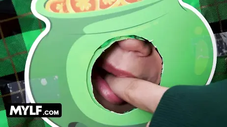 Ricordando la scopata inaspettata che la mia matrigna mi ha dato il giorno di San Patrizio