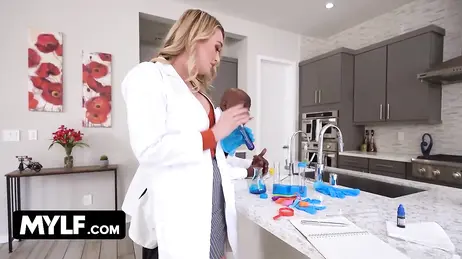 Sa collègue noire du laboratoire vient lui rendre visite chez elle… quelle salope !