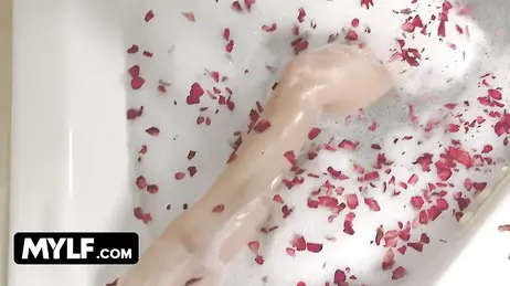 Une femme infidèle aux formes généreuses attend son amant dans le jacuzzi de l'hôtel.