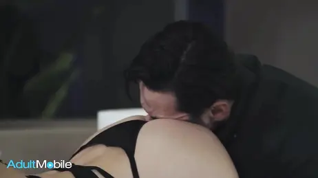 Léchage des pieds et du sexe de sa femme après une nuit de sexe intense