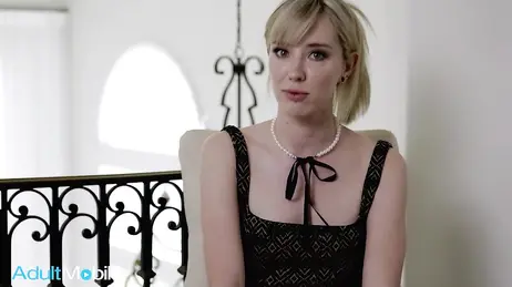 Cette blonde soumise aime se faire baiser sauvagement et recevoir des ordres sans arrêt.