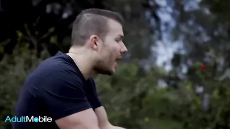 Cette blonde soumise aime se faire baiser sauvagement et recevoir des ordres sans arrêt.