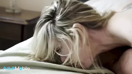 Cette blonde soumise aime se faire baiser sauvagement et recevoir des ordres sans arrêt.