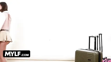 Ils doivent partager une chambre d'hôtel pour le travail et elle doit assister à leurs rapports sexuels.
