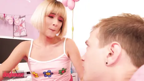 Sorprendo a mi hermanastra hablando guarradas por teléfono con su novio ...